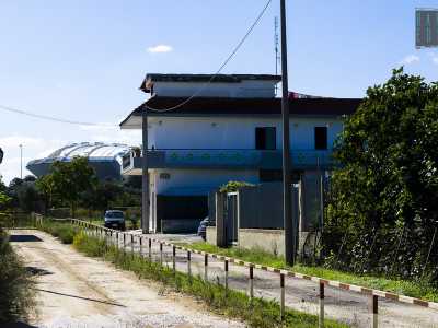 Sullo sfondo il profilo dello stadio San Nicola